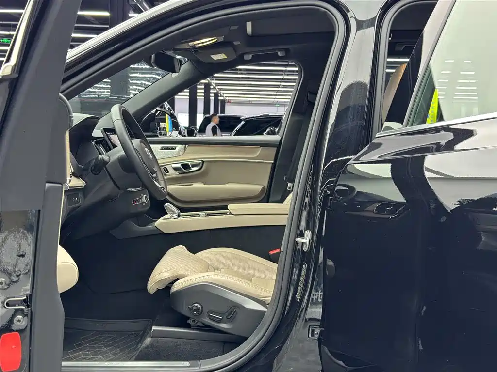 Volvo XC90 PHEV 沃尔沃XC90插电式混动 2025款 T8 智尊豪华版 7座
