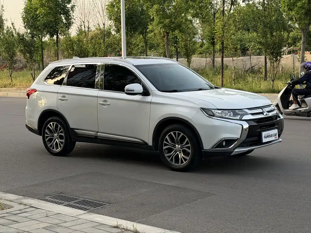 Outlander 2.0 L 2 WD Glory 5-seat