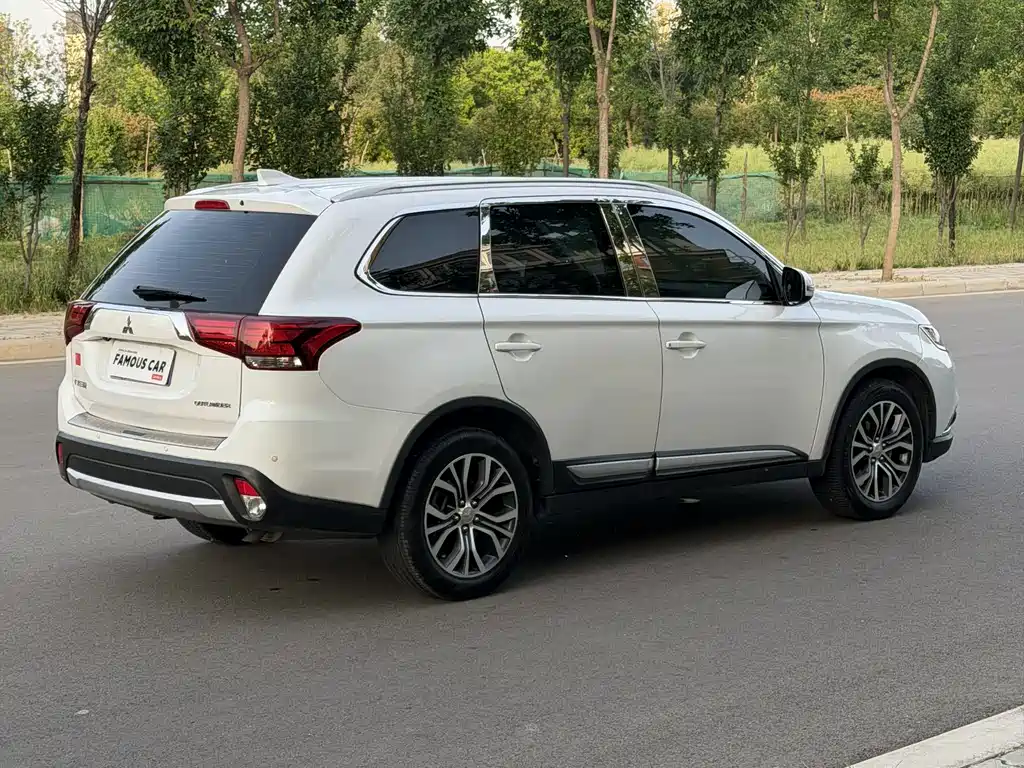 Outlander 2.0 L 2 WD Glory 5-seat