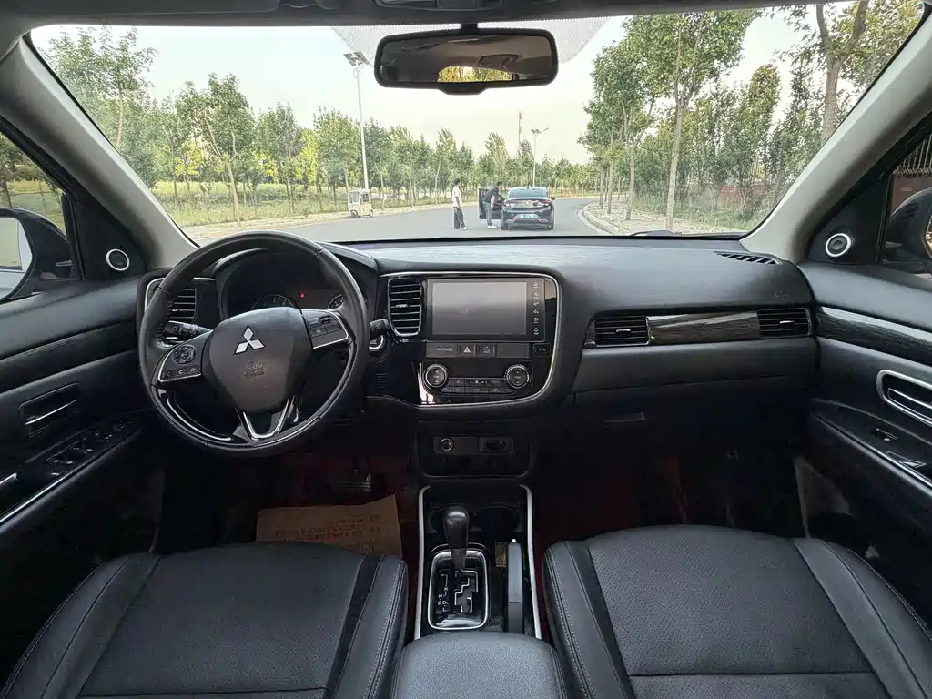 Outlander 2.0 L 2 WD Glory 5-seat