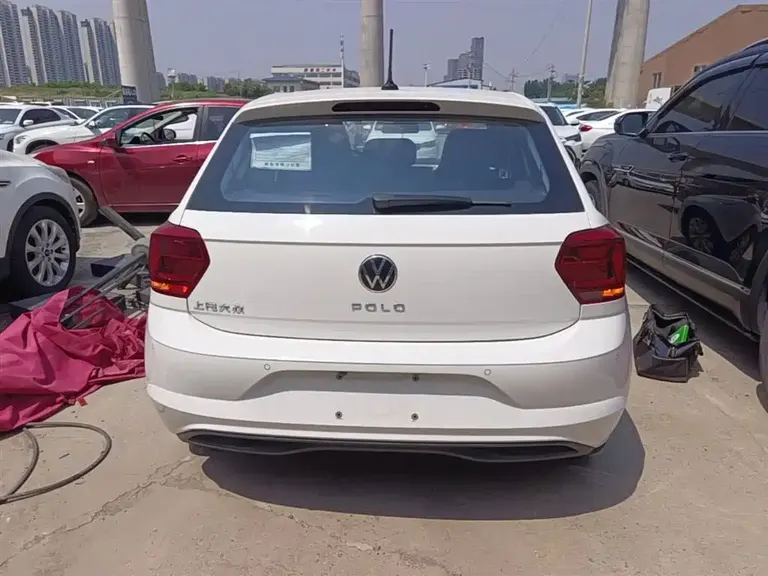 Volkswagen Polo Plus 1.5 L Auto Colorful Tech