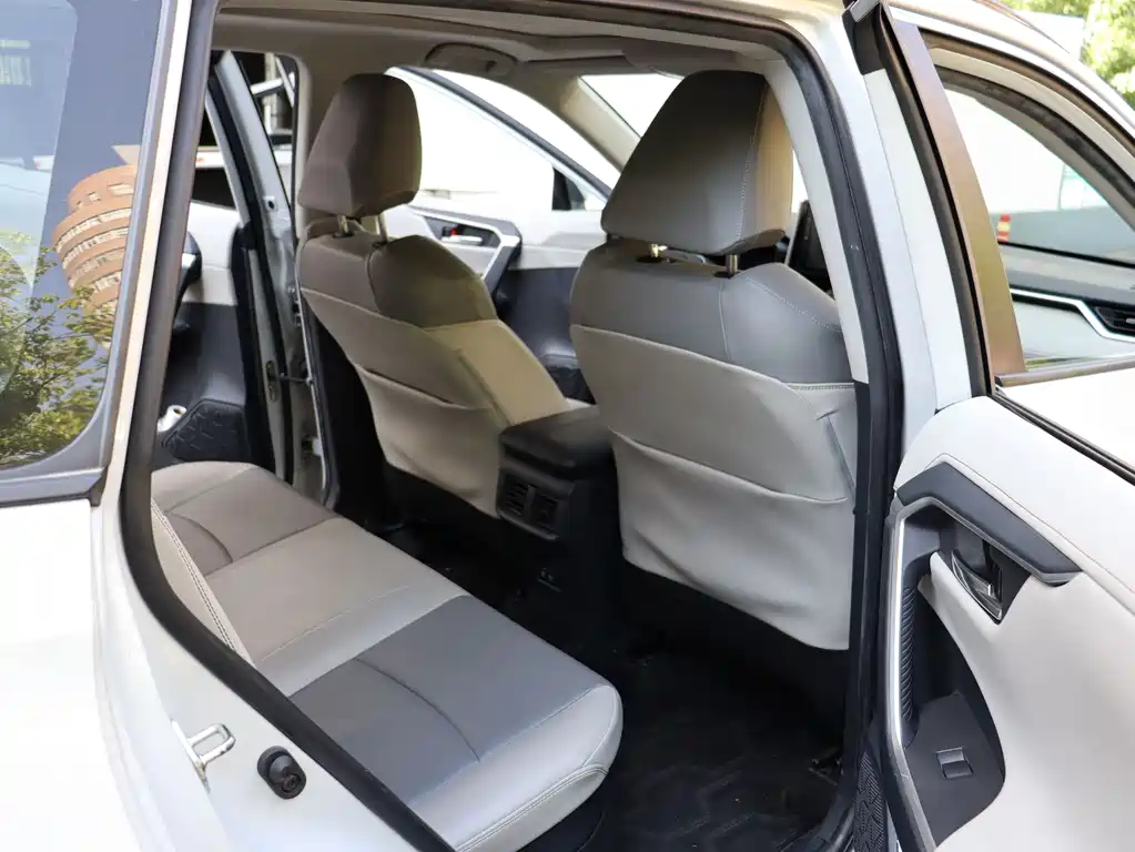 RAV4 Dual Engine 2.5 L E-CVT 4 WD Flagship