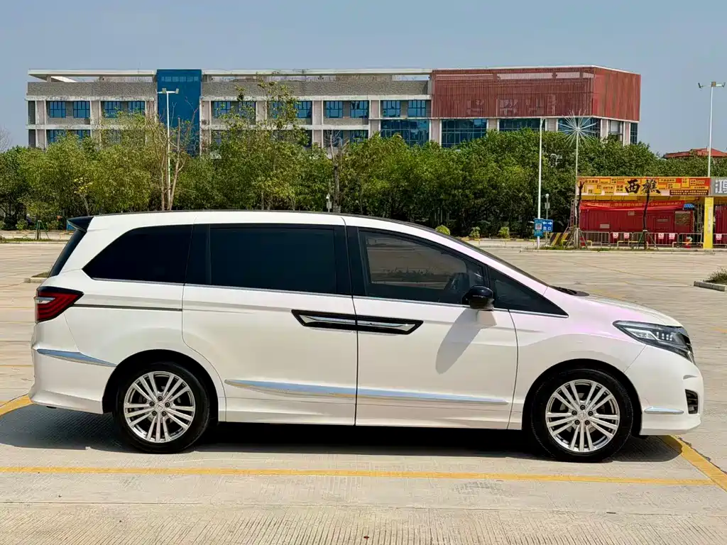 Elysion 2.4 L Luxury