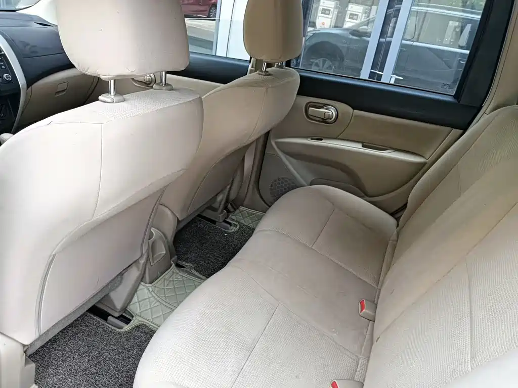 Livina 1.6 XE CVT Comfort