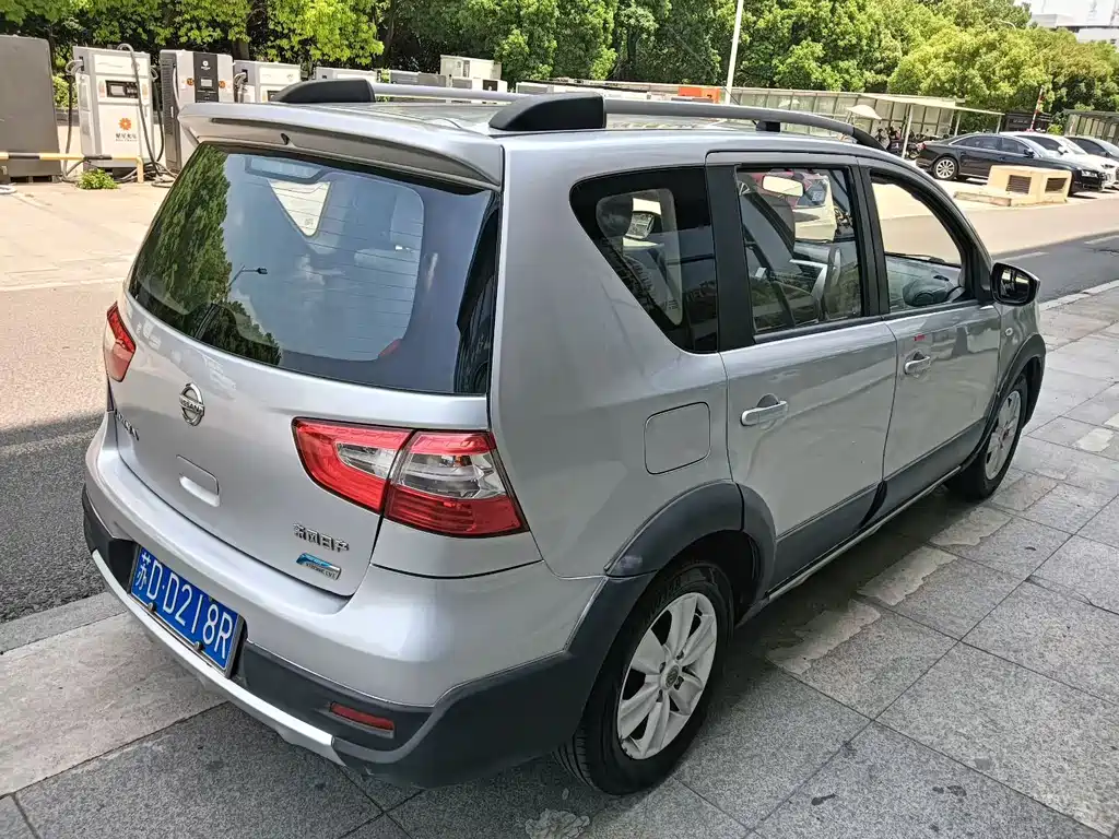 Livina 1.6 XE CVT Comfort