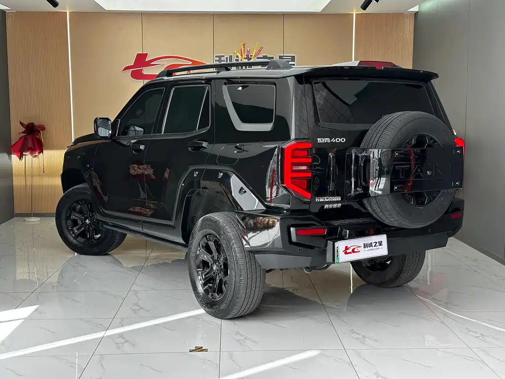 Tank 400 NEV Hi4-T Offroad