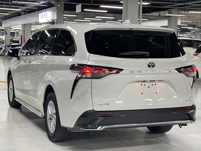 Toyota Granvia 2.5 L Hybrid Comfort