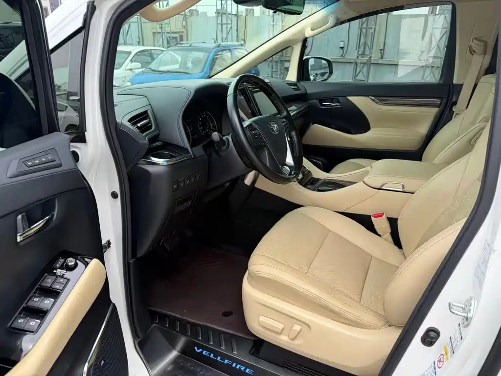 Vellfire Dual Engine 2.5 L HV Distinguished