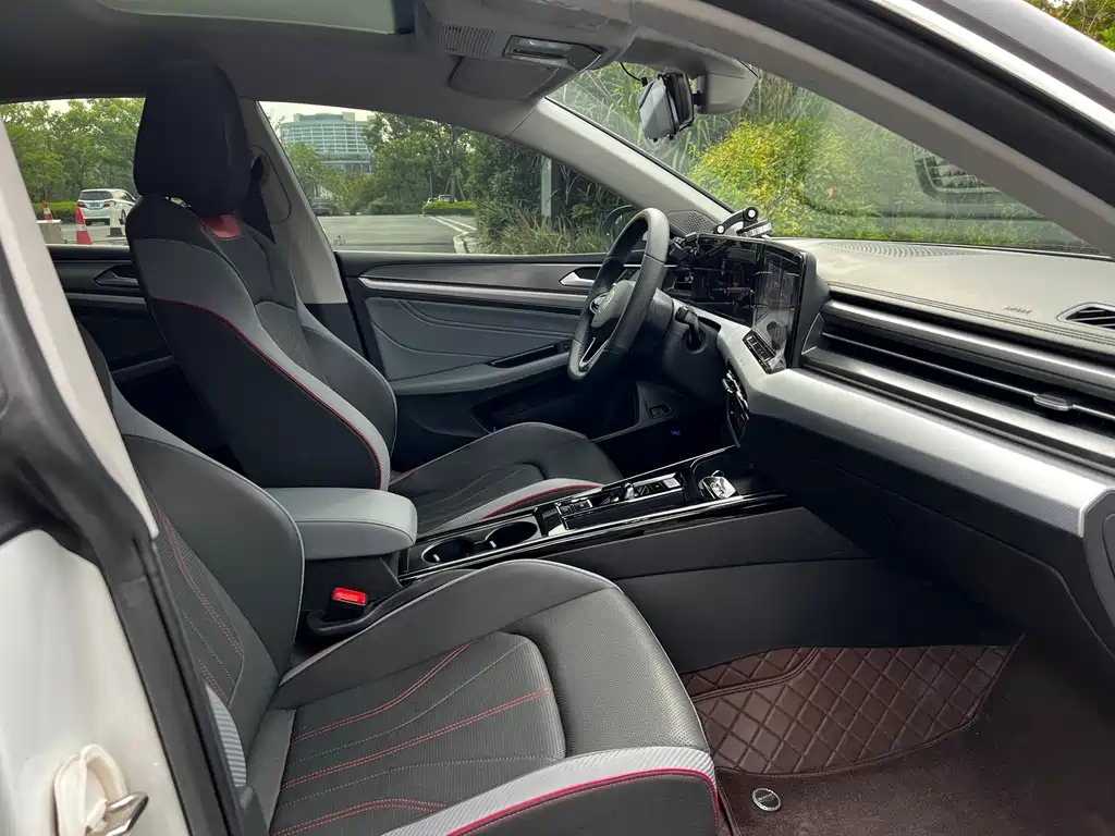 Lamando Lamando L 280 TSI DSG Dazzle Hot
