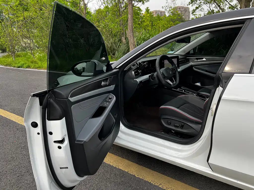 Lamando Lamando L 280 TSI DSG Dazzle Hot