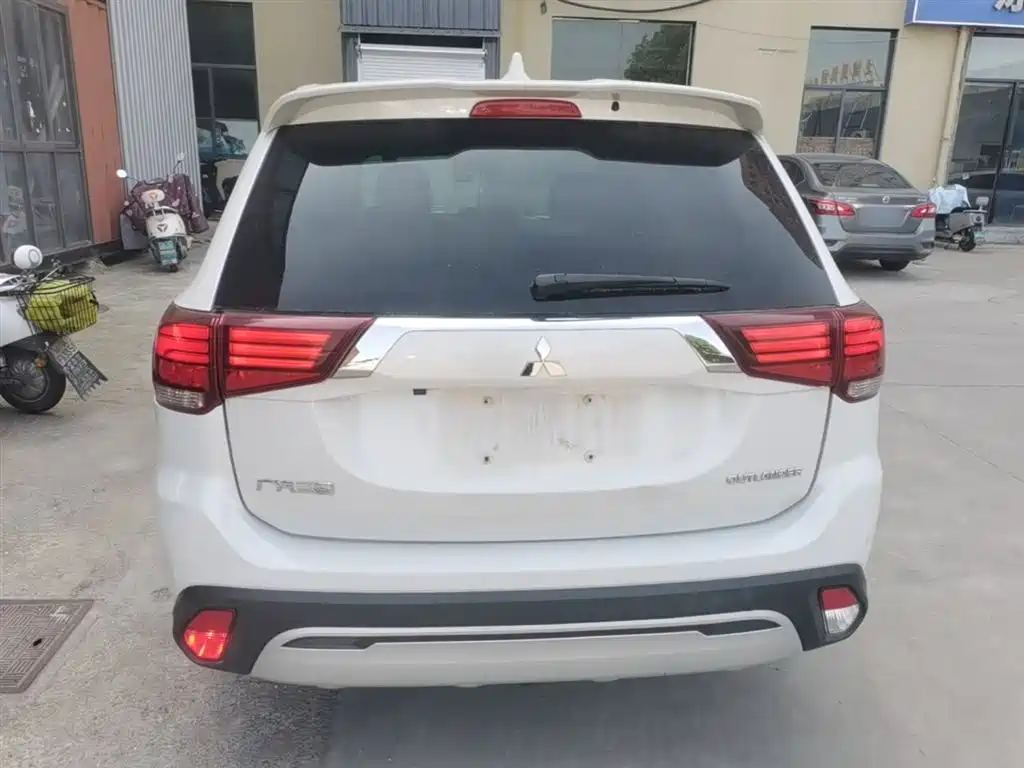 Outlander 2.0 L 2 WD Smooth Enjoyment 7-seat CN-V