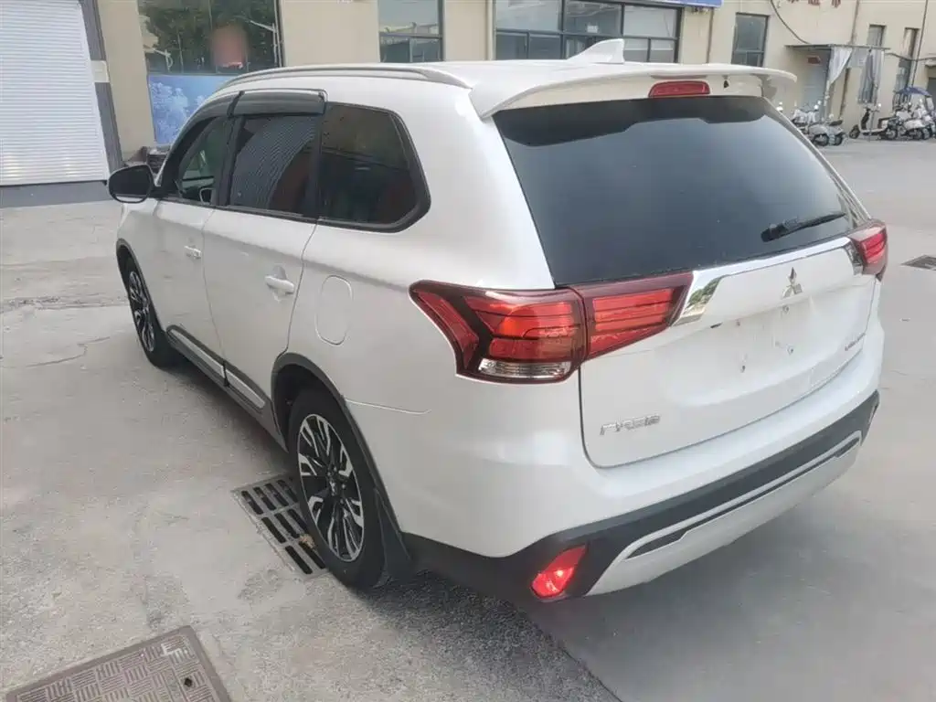 Outlander 2.0 L 2 WD Smooth Enjoyment 7-seat CN-V