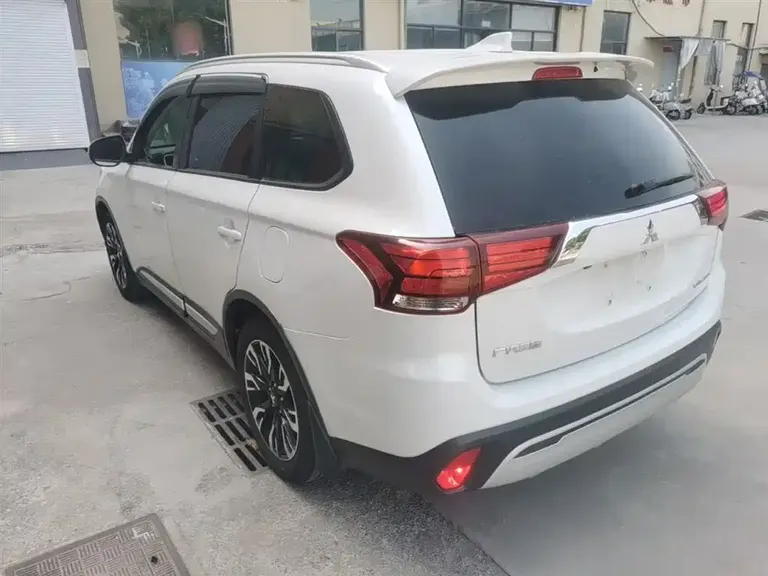 Mitsubishi Outlander 2.0 L 2 WD Smooth Enjoyment 7-seat CN-V