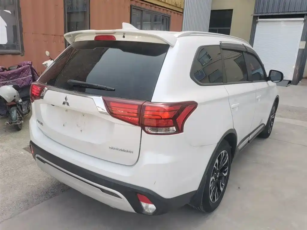 Outlander 2.0 L 2 WD Smooth Enjoyment 7-seat CN-V
