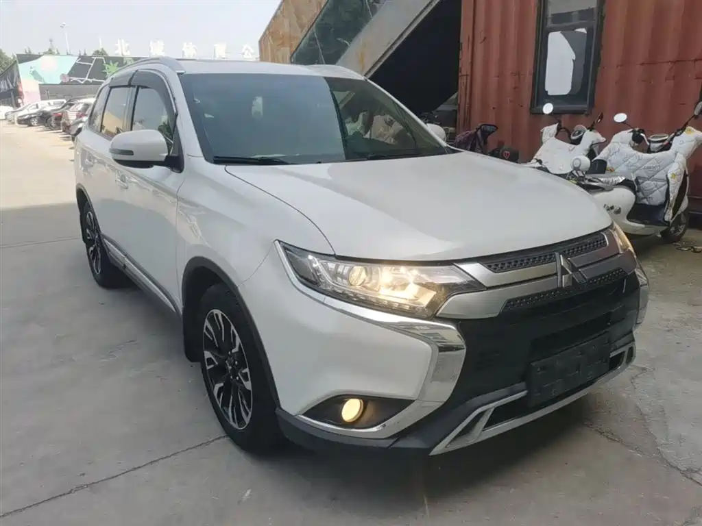 Outlander 2.0 L 2 WD Smooth Enjoyment 7-seat CN-V