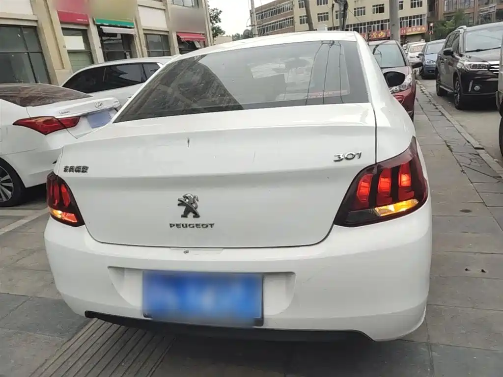 Peugeot 301 1.6 L Manual Comfort