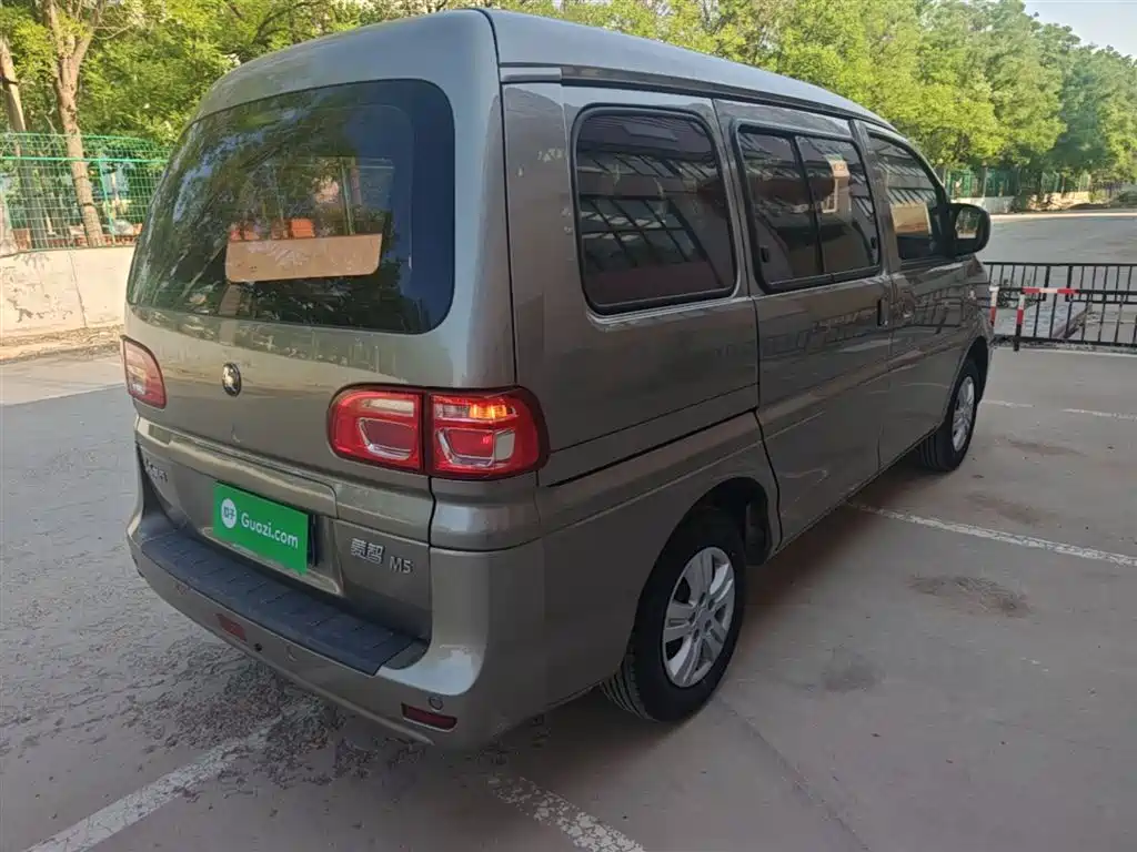 Lingzhi M5 1.6 L Utility 5-seat