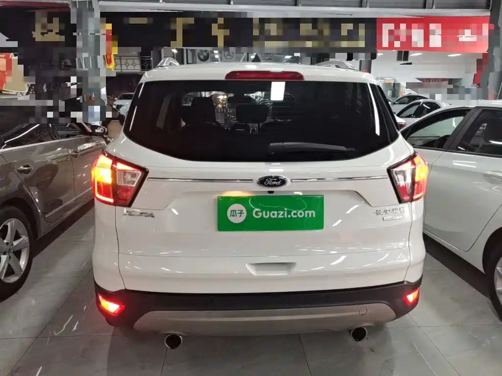Kuga EcoBoost 180 2 WD Platinum Wing