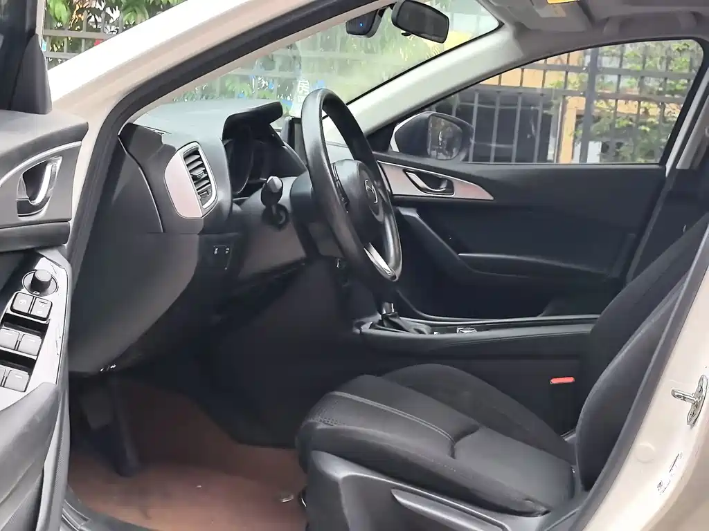Mazda 3 Axela Cloud Control Sedan 1.5 L Auto Luxury CN-V