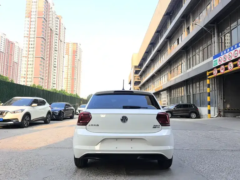 Volkswagen Polo Plus 1.5 L Auto Colorful Tech