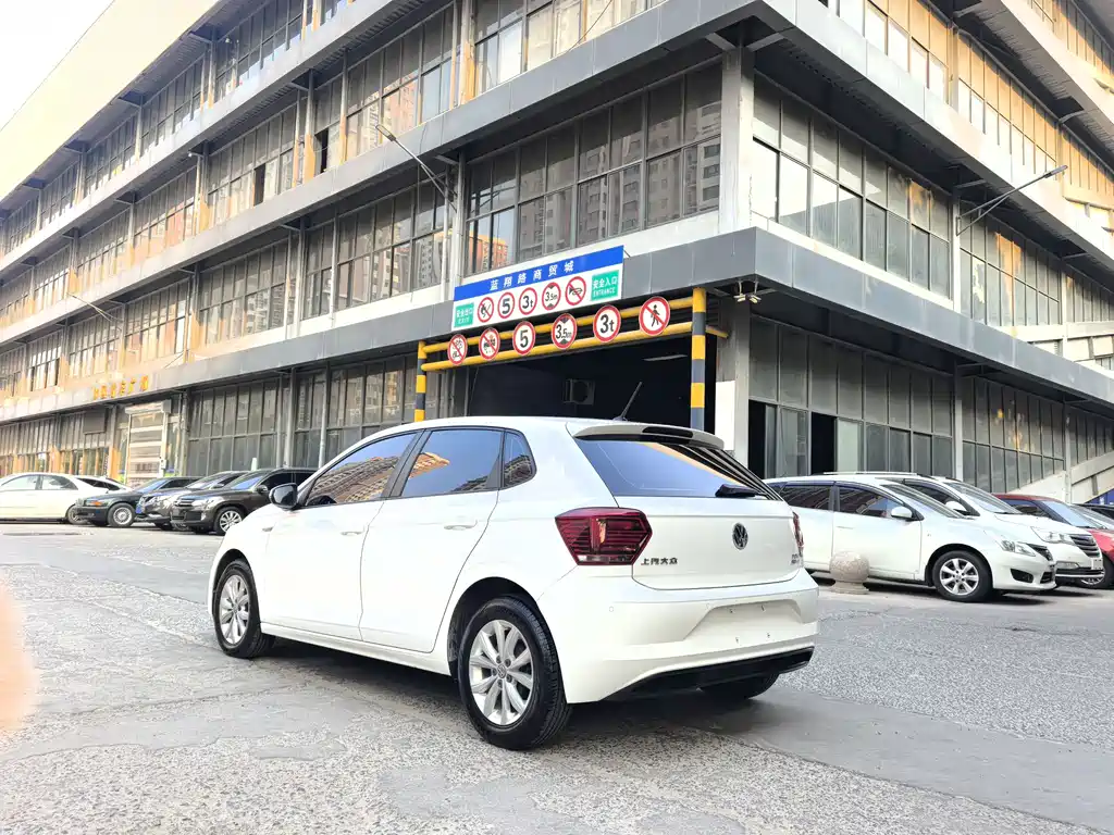 Polo Plus 1.5 L Auto Colorful Tech