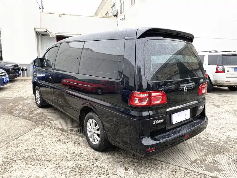 Lingzhi M5 L 1.6 L Basic 7-seat