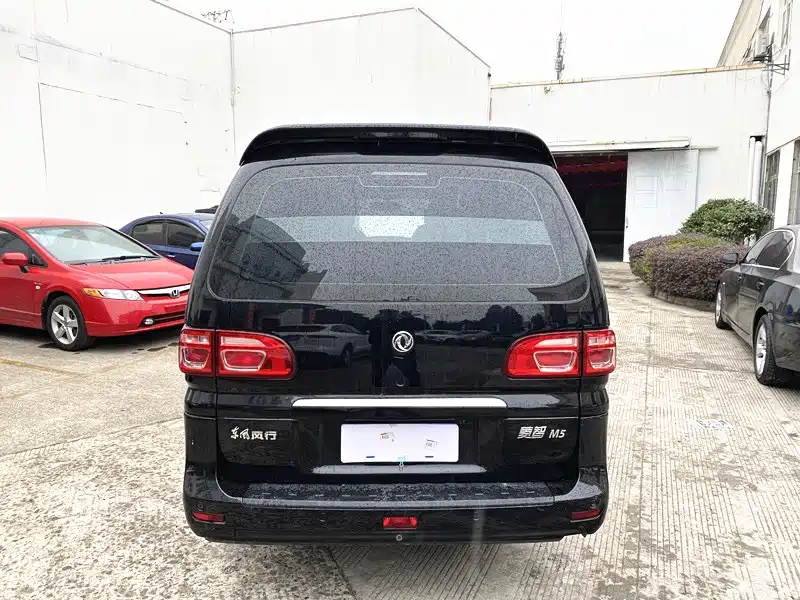 Lingzhi M5 L 1.6 L Basic 7-seat