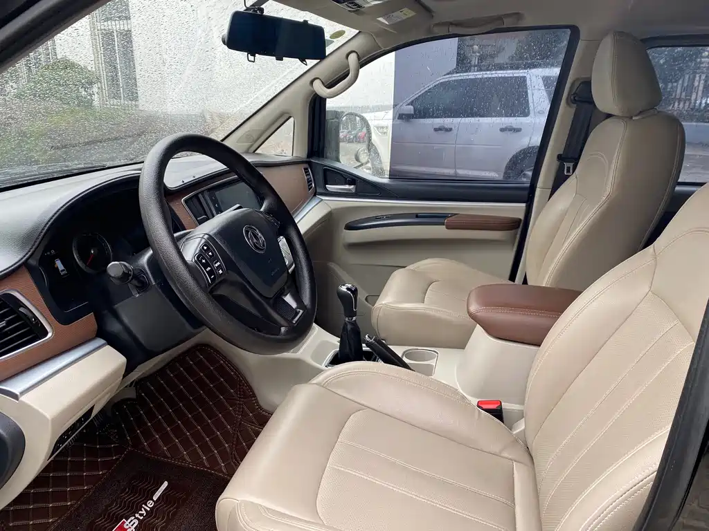 Lingzhi M5 L 1.6 L Basic 7-seat