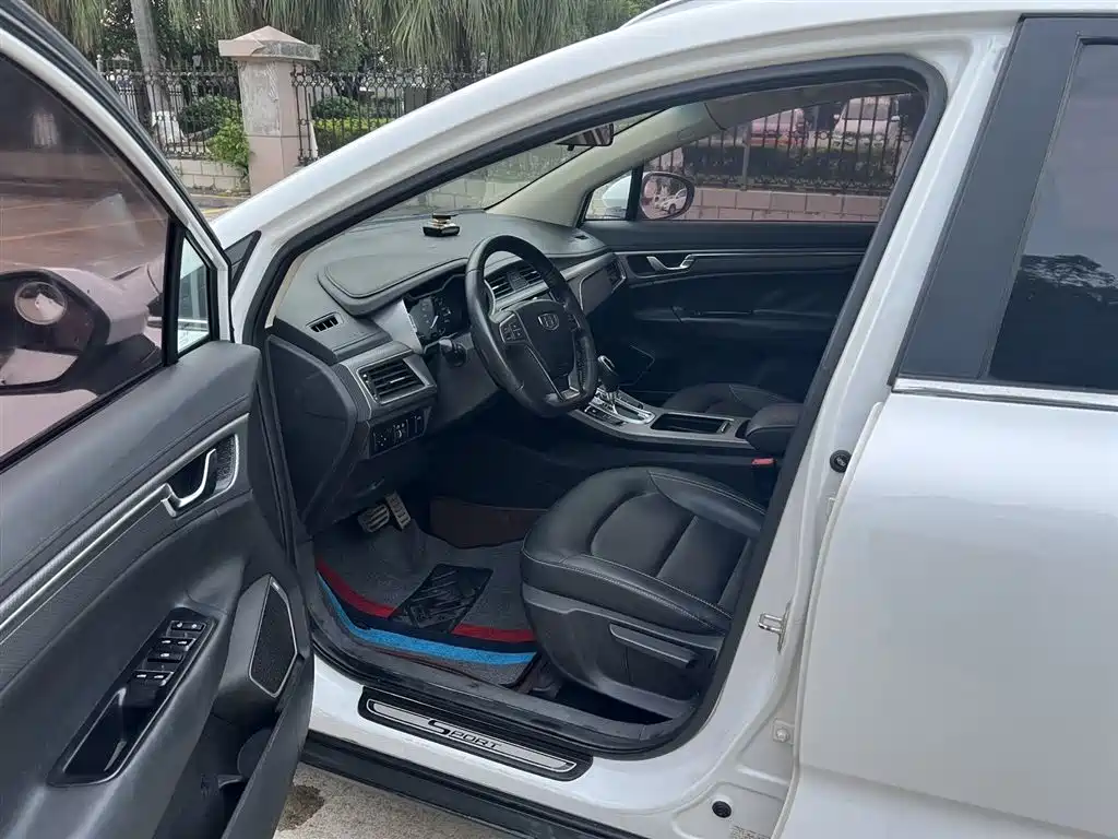 Emgrand GS Sport 1.3 T Auto Connected