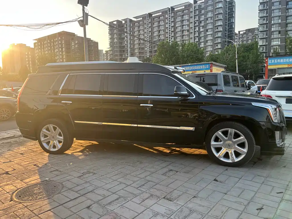 Escalade 6.2 L ESV Platinum Extended