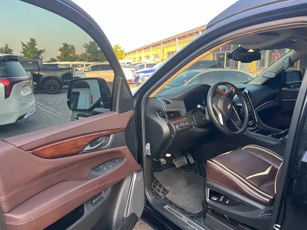Escalade 6.2 L ESV Platinum Extended