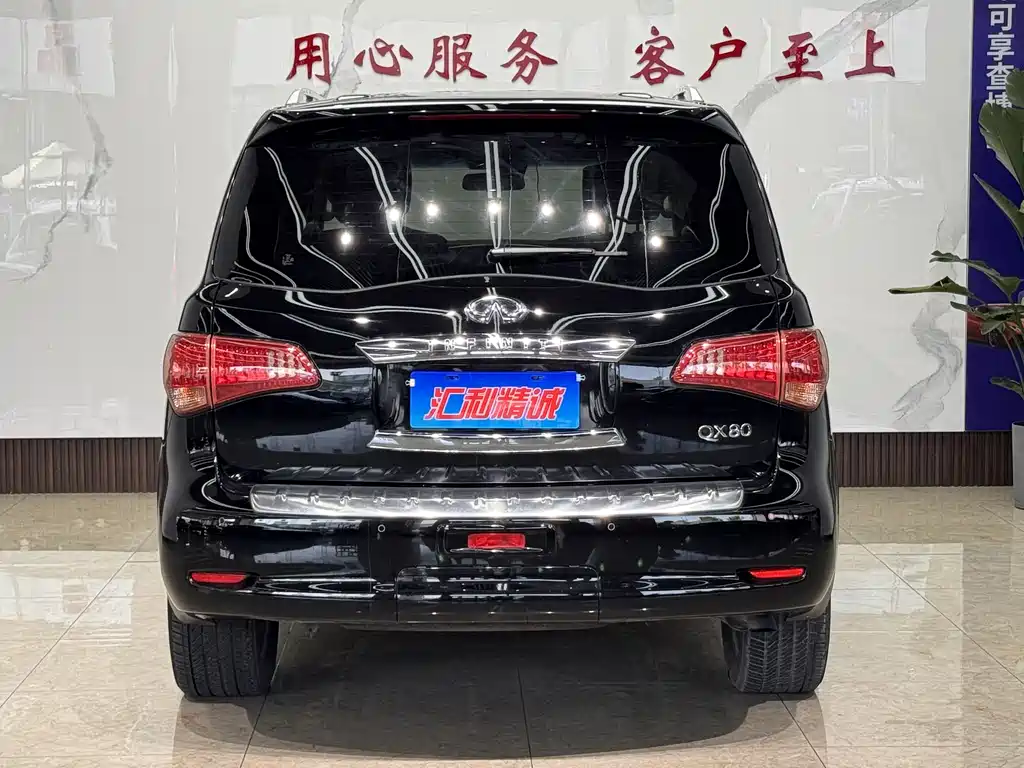 Infiniti QX80 5.6 L 4 WD