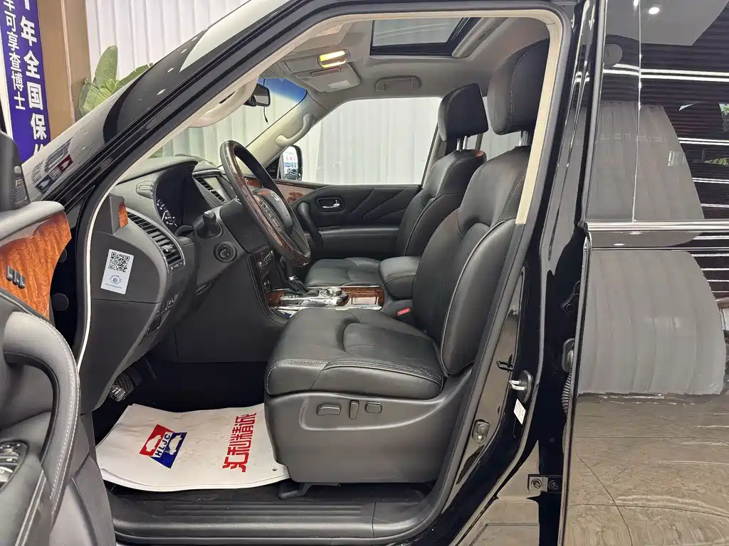 Infiniti QX80 5.6 L 4 WD