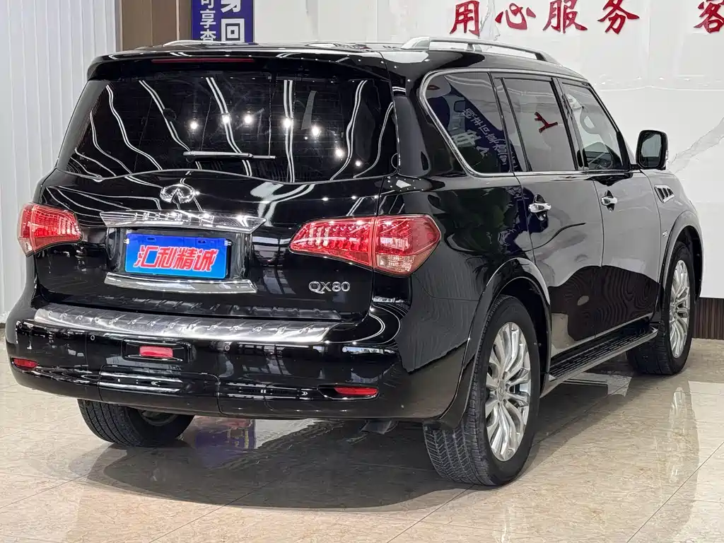 Infiniti QX80 5.6 L 4 WD