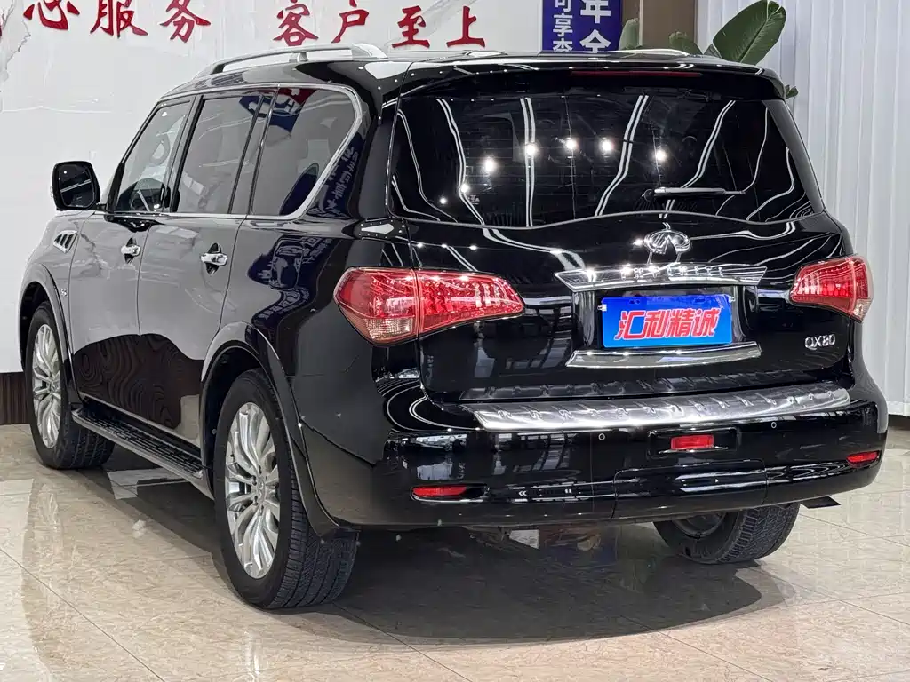 Infiniti QX80 5.6 L 4 WD