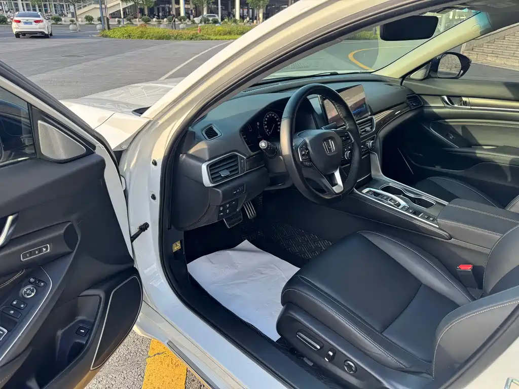 Accord Sharp· Hybrid 2.0 L Phantom Night · Sharp Smart