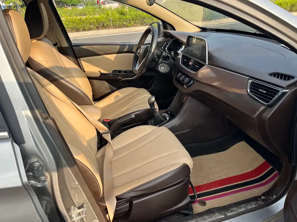 Baojun 310 W 1.5 L Manual Fashion CN-VI