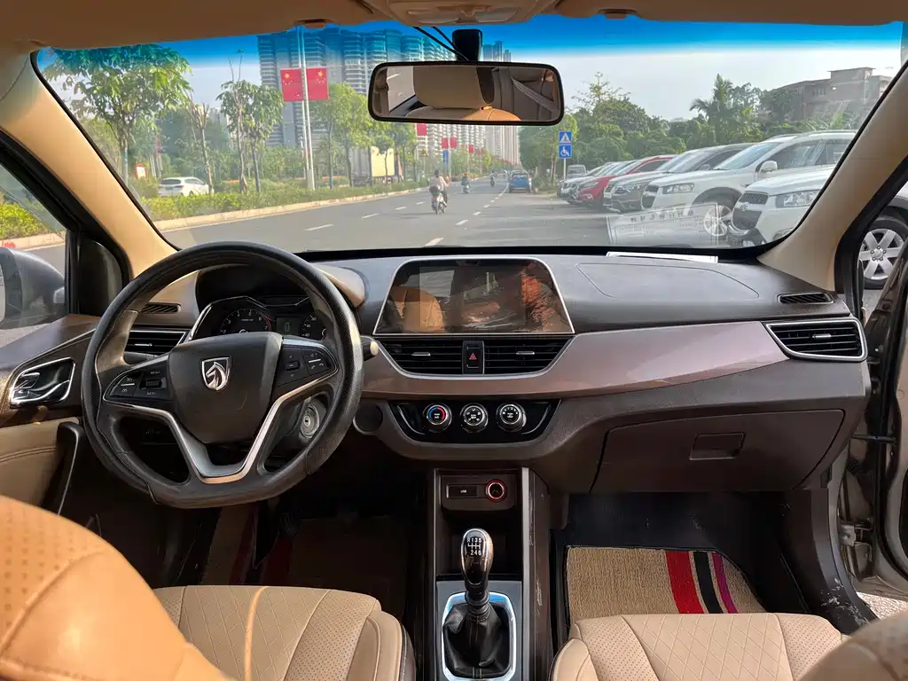 Baojun 310 W 1.5 L Manual Fashion CN-VI