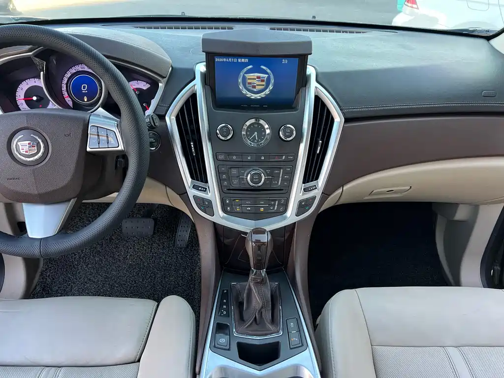 Cadillac SRX 3.0 L Leading