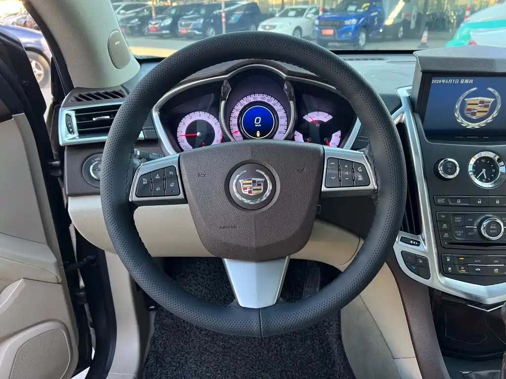 Cadillac SRX 3.0 L Leading