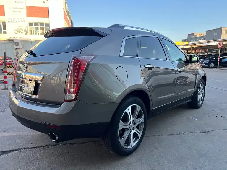 Cadillac SRX 3.0 L Leading