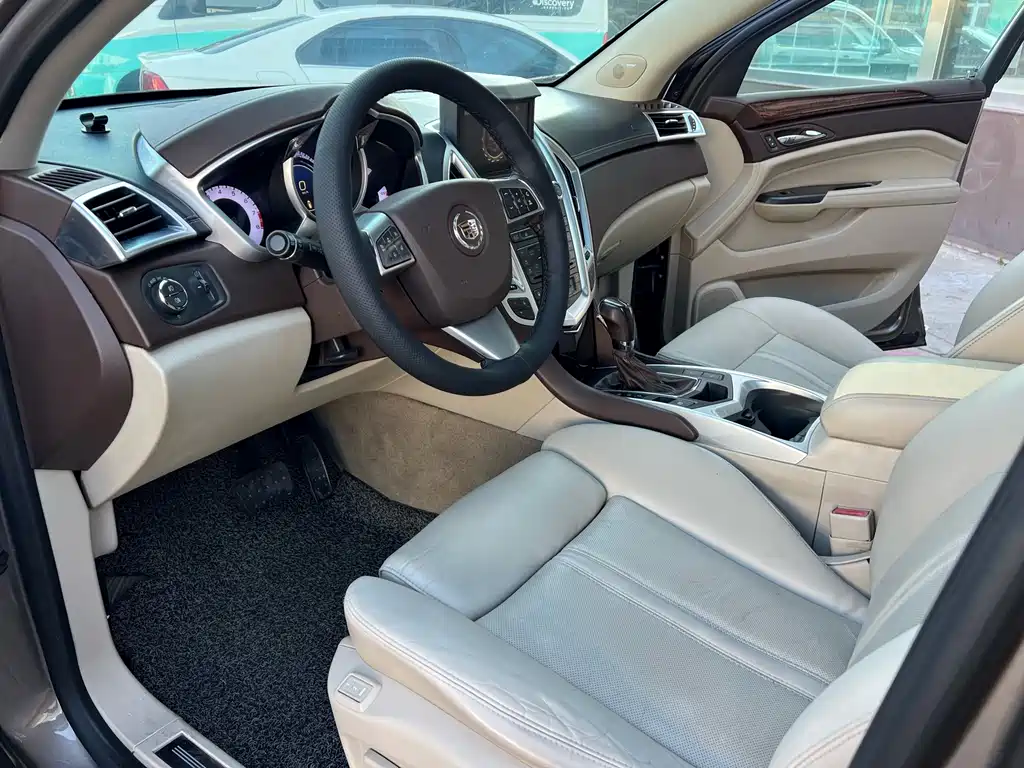 Cadillac SRX 3.0 L Leading