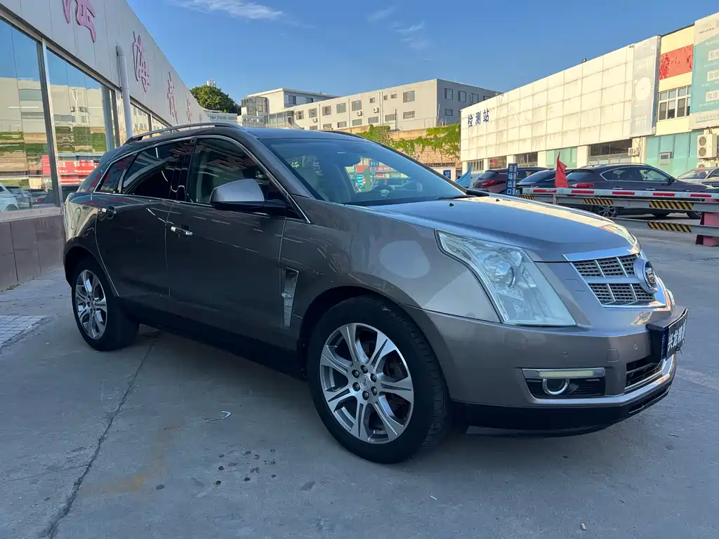 Cadillac SRX 3.0 L Leading