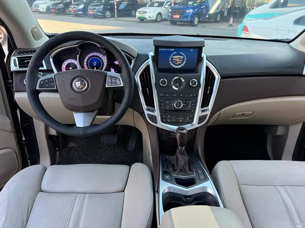Cadillac SRX 3.0 L Leading