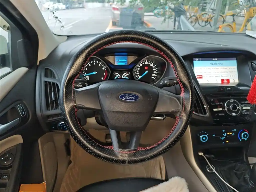 Focus 福克斯 2017款 三厢 1.6 L 手动舒适型智行版