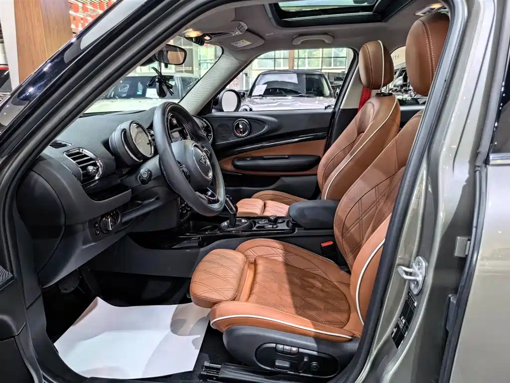 MINI CLUBMAN 1.5 T COOPER Connoisseur