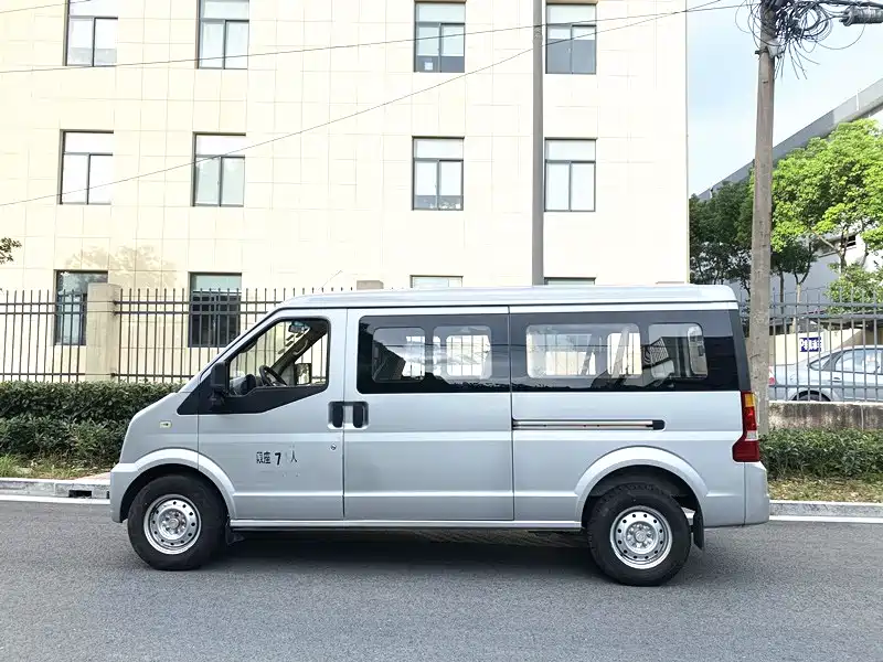 Dongfeng Xiaokang C37 1.5 L Classic II DK15-06