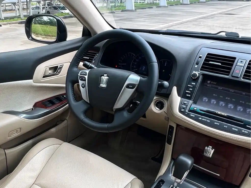 Crown 2.5 L Royal Navigation