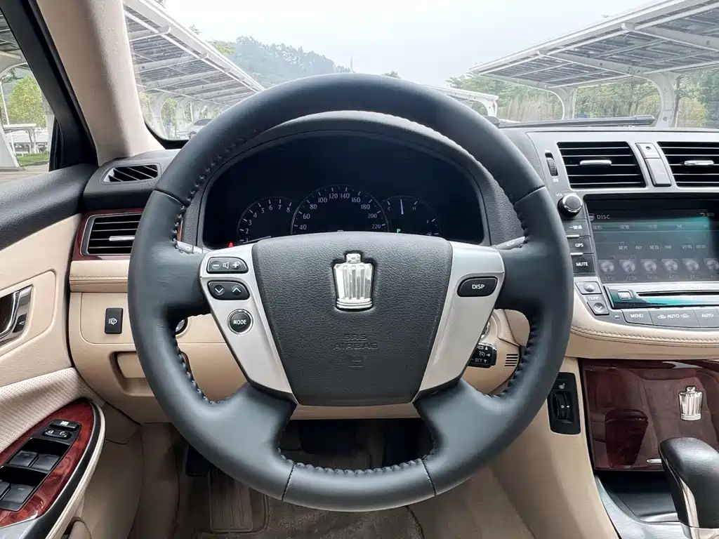 Crown 2.5 L Royal Navigation