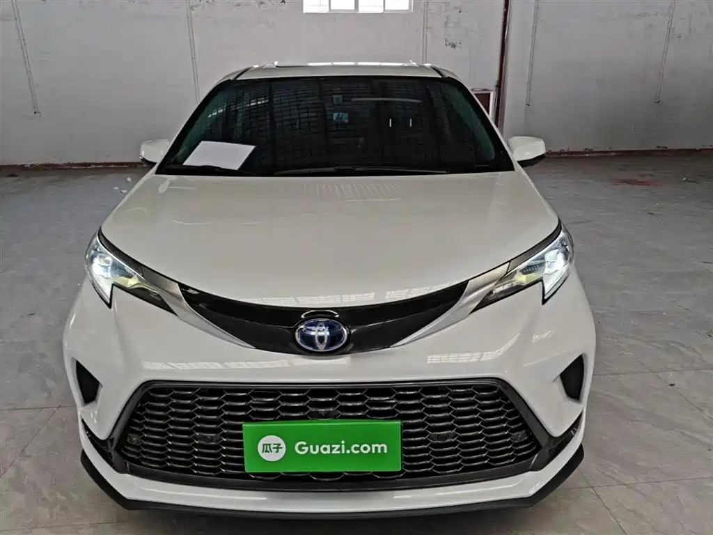 Granvia 2.5 L Hybrid Distinguished PLUS